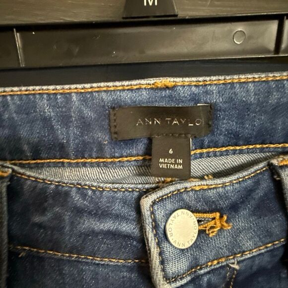 Ann Taylor The Taper Mid Rise Jeans Size 6 - Picture 3 of 7